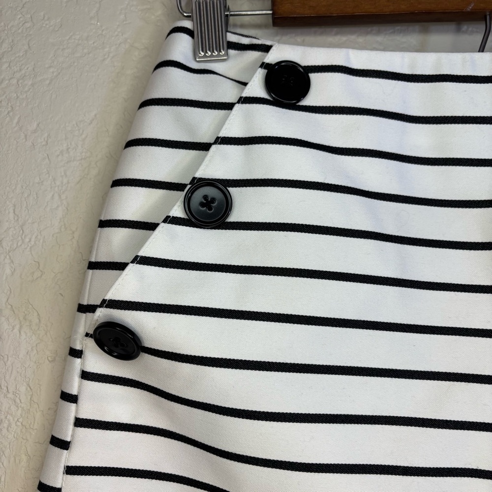 Forever 21 Bundle of Two Shorts Red / Black and White Stripe Size S - Picture 8 of 10